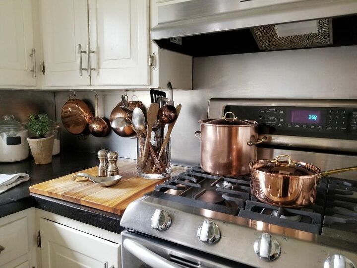 pulir utensilios de cocina de cobre de la vendimia