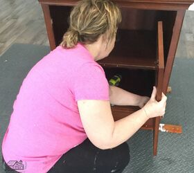 accent cabinet makeover, Removing Doors and Knobs