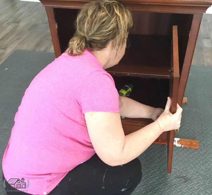 accent cabinet makeover, Removing Doors and Knobs