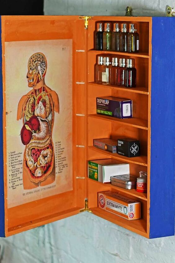 caja de vino reciclada en un armario de medicinas