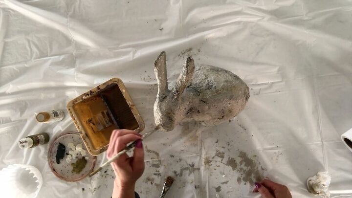 reutiliza el conejo de la tienda de segunda mano con un aspecto de piedra desgastada