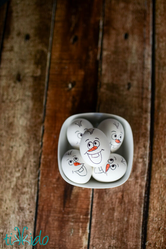 15 tcnicas de decoracin de huevos de pascua que no podemos esperar a probar este ao, Manualidad para decorar huevos de Pascua de Olaf FROZEN