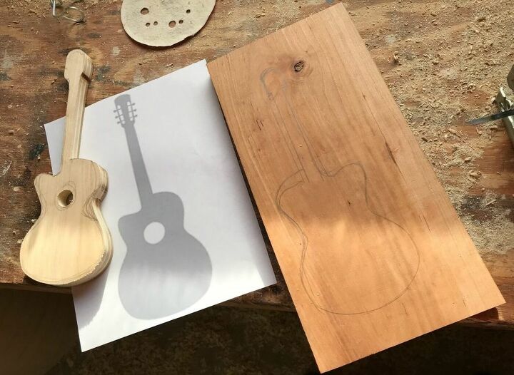 sujetalibros de madera de desecho para guitarra