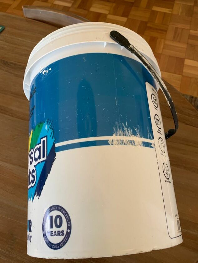 recipiente para almacenar cucuruchos de helado a partir de una vieja lata de pintura