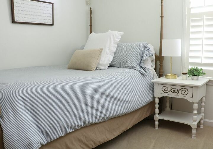 11 maneras de actualizar su dormitorio con un presupuesto, Mesita de noche tapizada con clavos