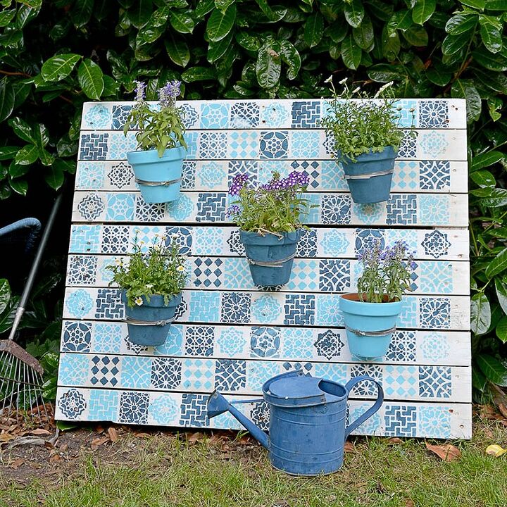 15 formas creativas de animar tus paredes con macetas colgantes, Impresionante jardinera reciclada de palets de estilo marroqu