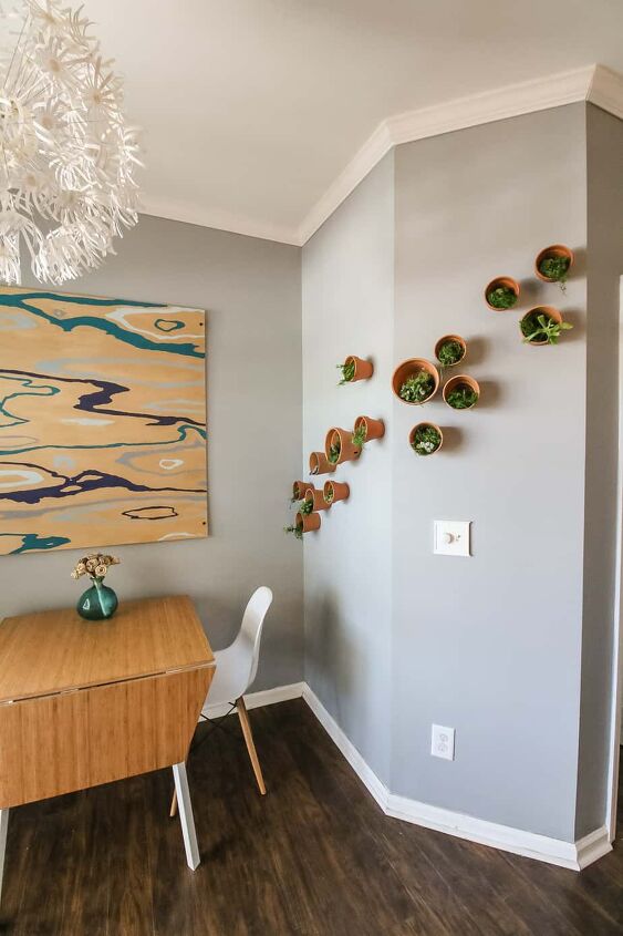 15 formas creativas de animar tus paredes con macetas colgantes, C mo colgar un muro de plantas en maceta de terracota