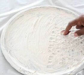 This woman just used pizza pans in a stunning way we never would've thought of