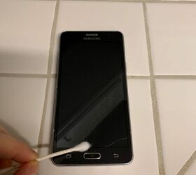 Solve this filthy cell phone problem in a snap with this easy Q-tip hack
