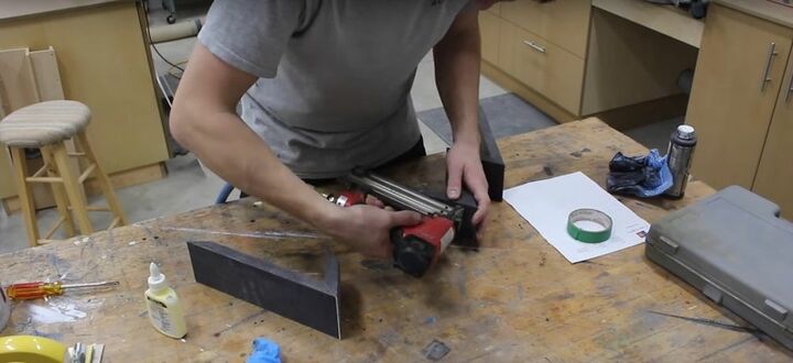 tu gua fcil para hacer estanteras flotantes de bricolaje con forma de montaa, Pegar y clavar las piezas de madera