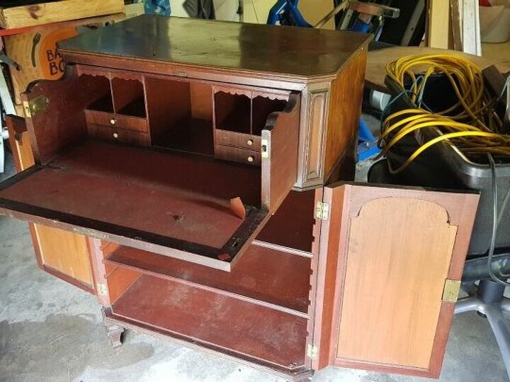 q can anyone help me identify this furniture piece