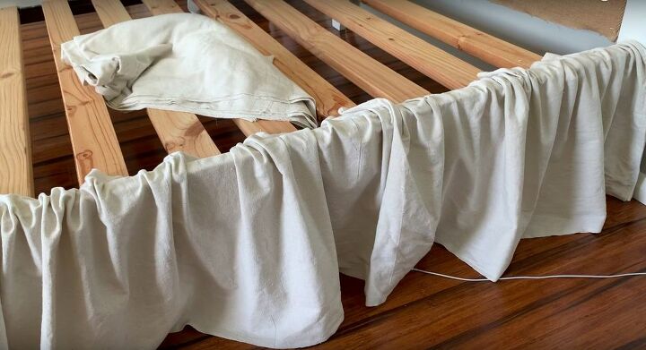 como fazer uma saia de cama sem costura rpida e fcil com tecido de pintor, Coloque a saia da cama
