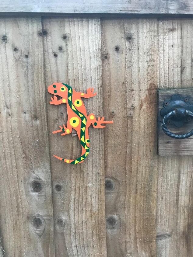 how to make a new colourful friend to live in your garden, Lizard On the gate