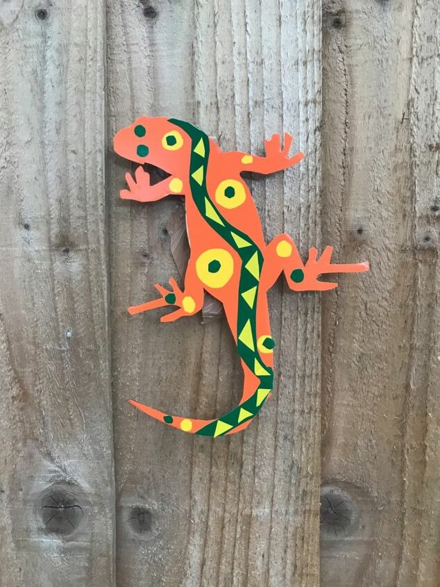 how to make a new colourful friend to live in your garden, Lizard on the fence