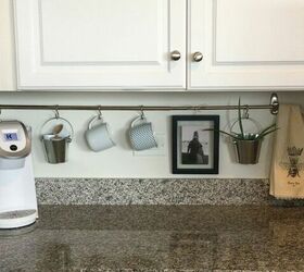 8 maneras de etiquetar organizar y desordenar todas tus cosas, Declutar la encimera de la cocina con una barra de cortina