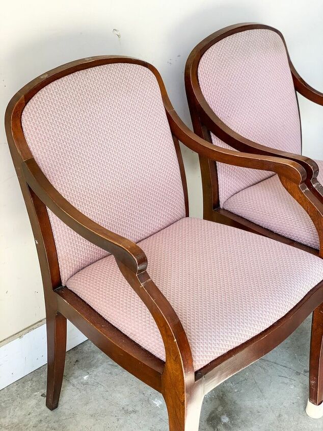 un cambio de imagen de un par de sillas