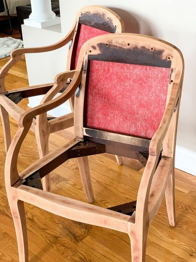 un cambio de imagen de un par de sillas
