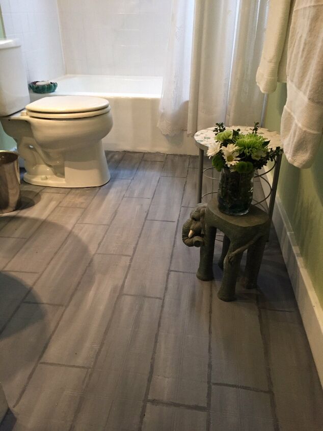 12 atualizaes criativas do piso do banheiro que voc pode fazer sem uma rena completa, Piso de banheiro em azulejo ou pintura