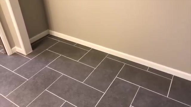 12 atualizaes criativas do piso do banheiro que voc pode fazer sem uma rena completa, Remodelar o antigo piso acarpetado do banheiro