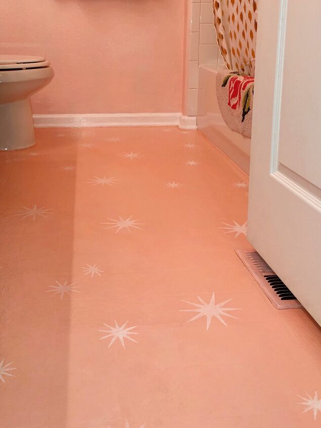12 atualizaes criativas do piso do banheiro que voc pode fazer sem uma rena completa, Como pintar pisos de lin leo