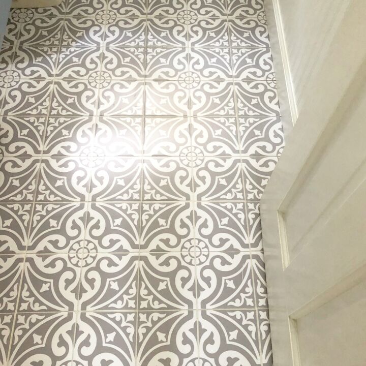 12 atualizaes criativas do piso do banheiro que voc pode fazer sem uma rena completa, Como atualizar um piso de banheiro com adesivos de azulejos