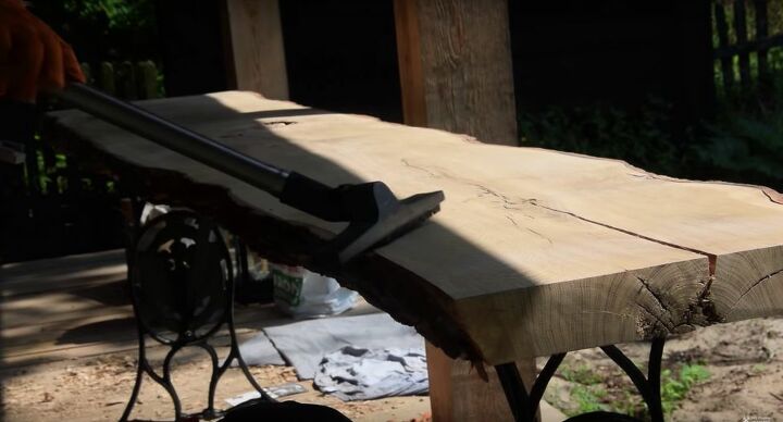 hermosa mesa de roble de borde vivo de bricolaje, Quitar el polvo