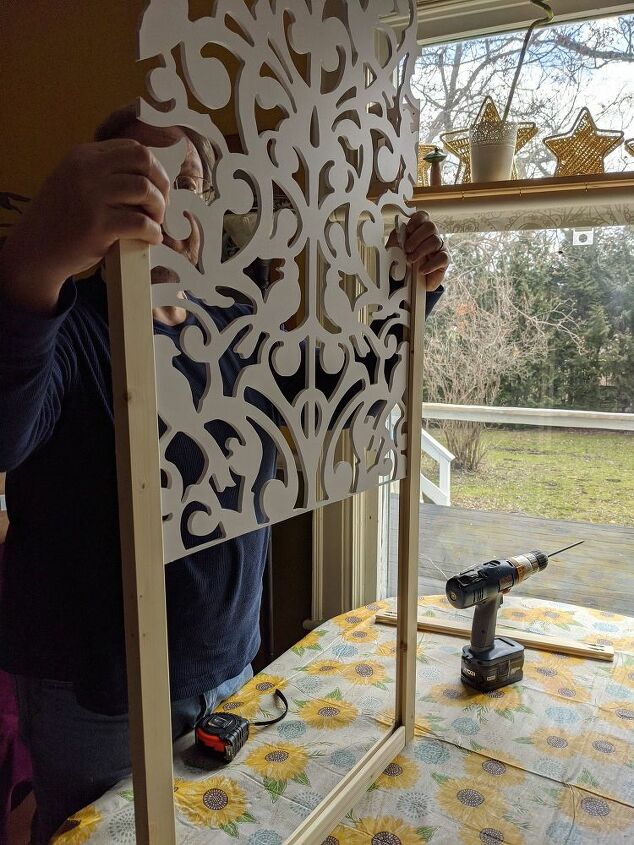 how to transform your bathroom window with a pretty privacy screen, Verifying the fit of the screen
