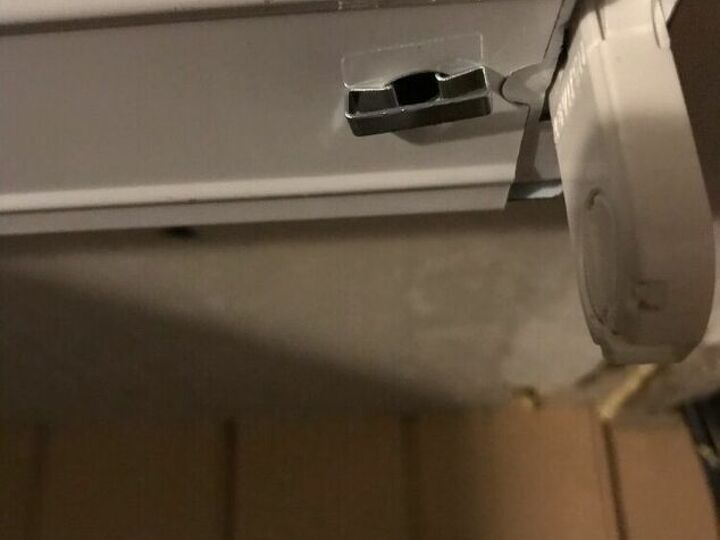 q open this fluorescent light fixture