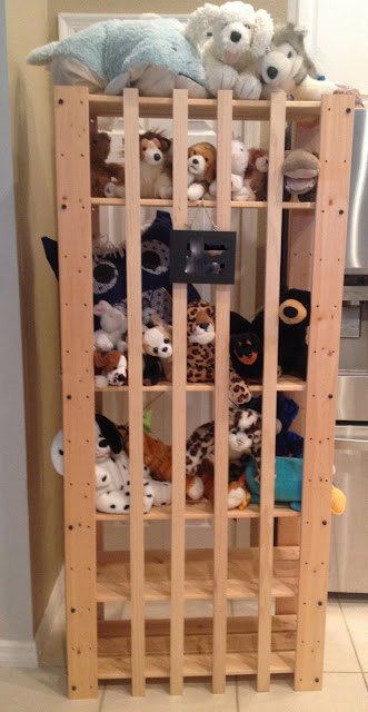las 13 mejores ideas para organizar la habitacin de los nios que todos los padres, Almacenamiento simple de animales de peluche Ikea Hack Gorm Shelf