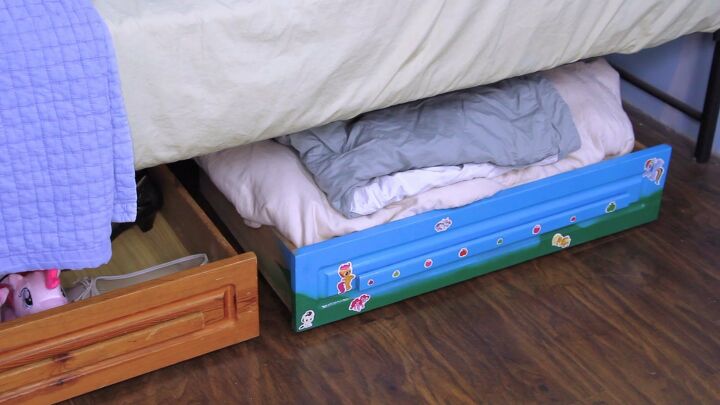 as 13 principais ideias de organizao de quartos infantis que todos os pais precisam, Adicione gavetas de armazenamento embaixo da cama