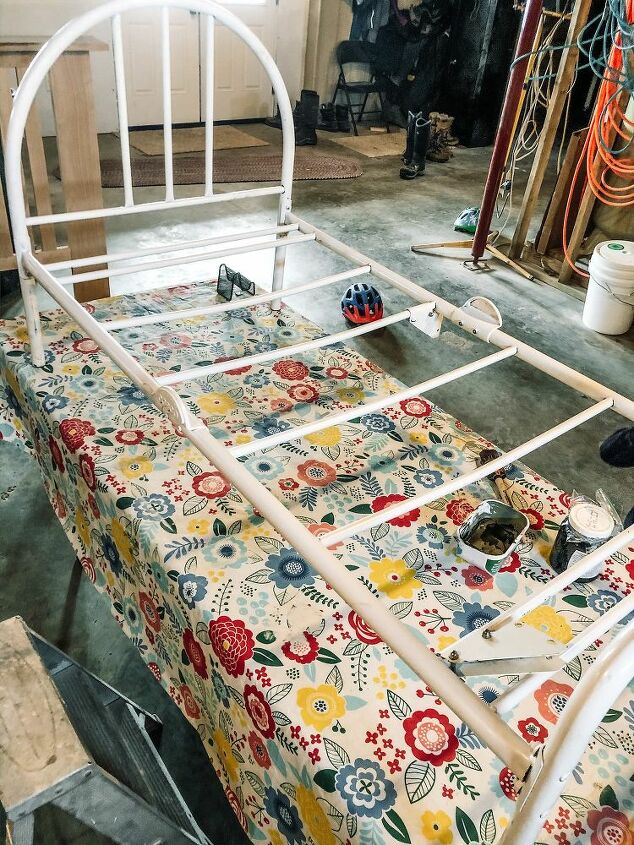 marco de cama de metal pintado
