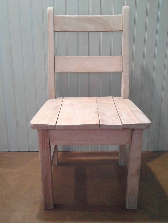 una silla de la vieja escuela revive para la primavera, Sentado desnudo y solitario
