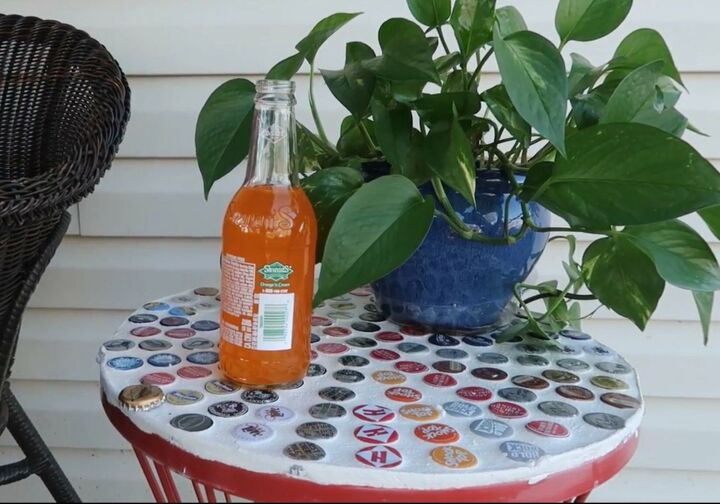 las 8 mejores maneras de mejorar su patio este verano, Mesa con tapa de botella
