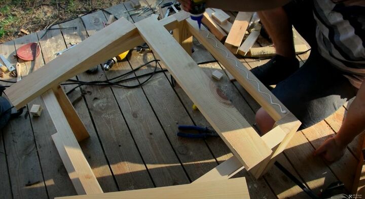 recicla la madera vieja en una elegante mesa de centro de madera y cristal, Pegue la parte superior al marco