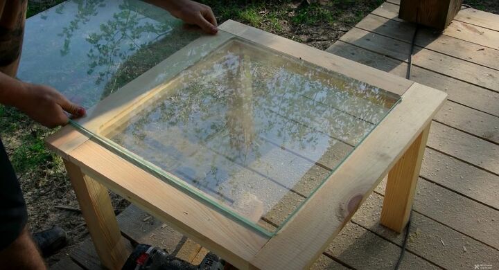 recicla la madera vieja en una elegante mesa de centro de madera y cristal, Cortar el vidrio