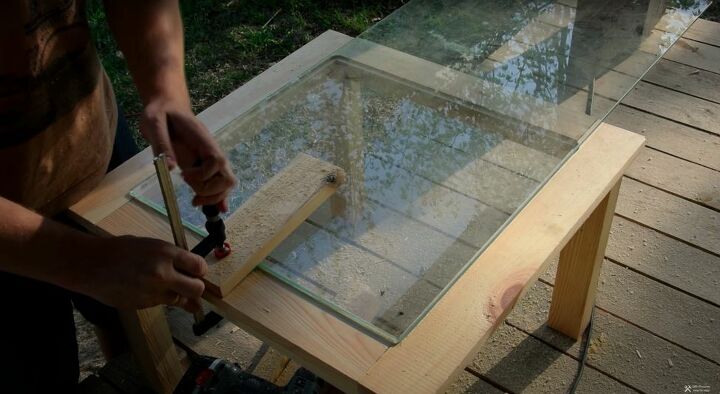 recicla la madera vieja en una elegante mesa de centro de madera y cristal, Sujete el vidrio con una abrazadera