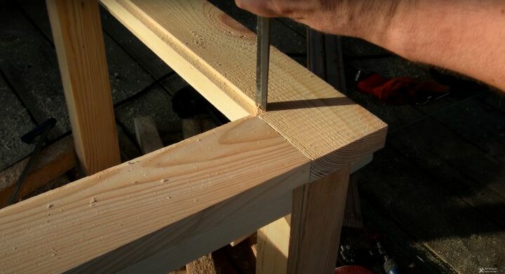 recicla la madera vieja en una elegante mesa de centro de madera y cristal, Cuadrar los bordes de la base