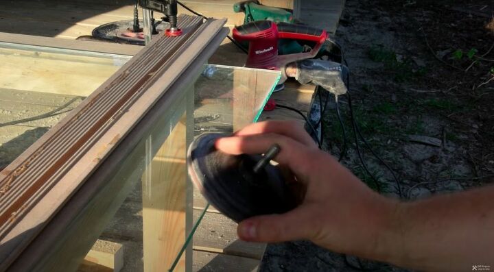 recicla la madera vieja en una elegante mesa de centro de madera y cristal, Lijar el vidrio