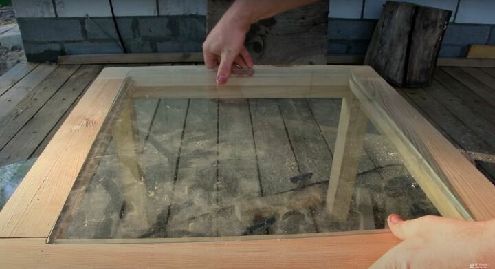 recicla la madera vieja en una elegante mesa de centro de madera y cristal, Montar la mesa