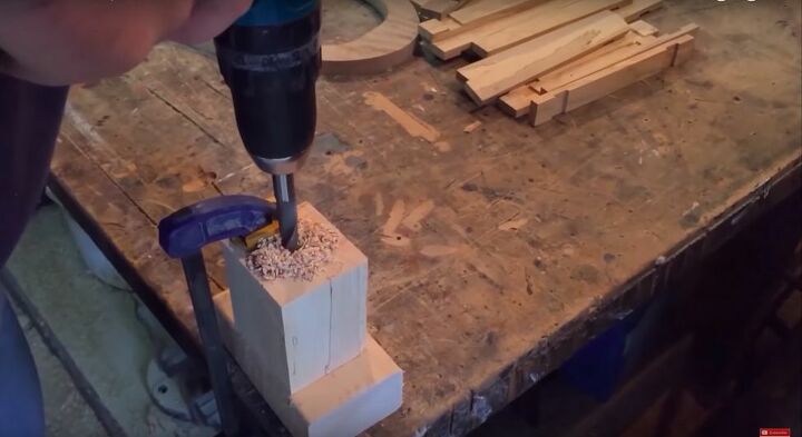 lmpada de madeira macia com abajur de madeira, Adicione os furos para os cabos