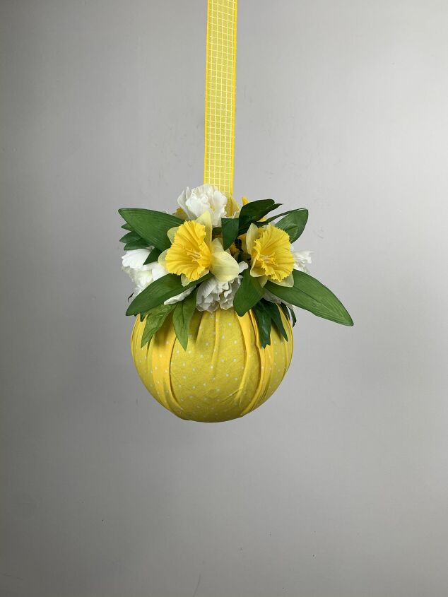 13 magnficas formas de alegrar la decoracin con flores de imitacin, Bola colgante de flores de primavera
