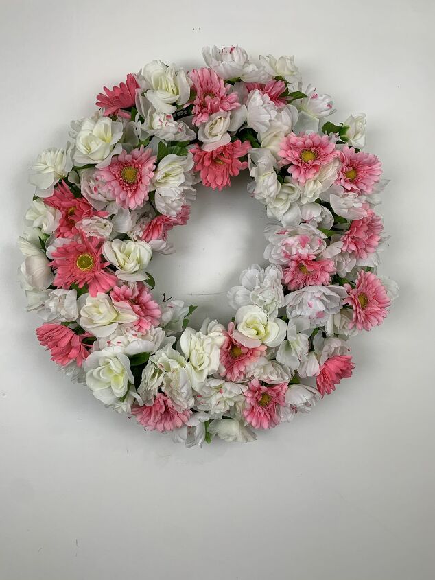 s 13 magnificas formas de alegrar la decoracion con flores de imitacion, Corona de flores silvestres