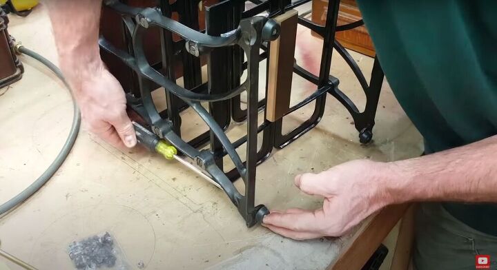 gabinete de boticario de hierro fundido reciclado a partir de una mquina de pan, Fijar los pies
