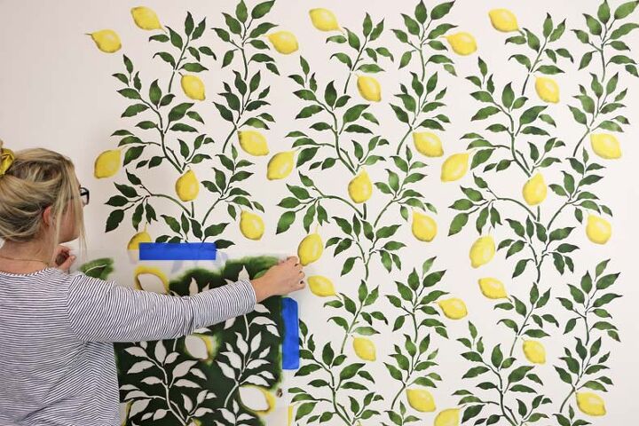 6 impresionantes maneras de transformar sus aburridas paredes en blanco, C mo crear un aspecto de papel pintado de lim n con plantillas
