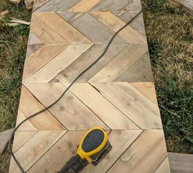 take your bed to the next level with this farmhouse pallet headboard, Sand