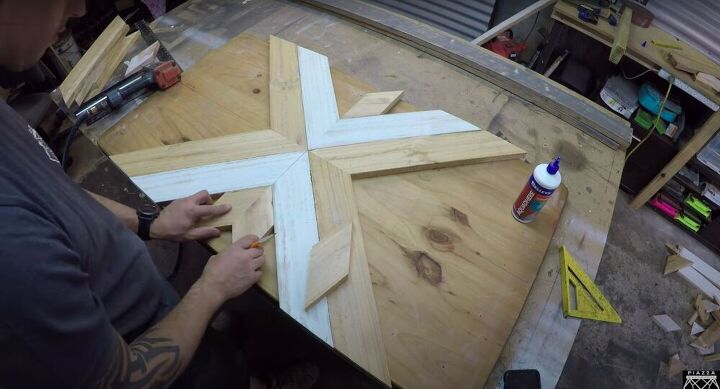 crea un arte de pared de madera de palet reciclada en 6 sencillos pasos, Colocar el resto del centro