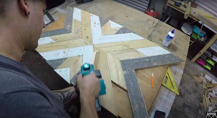 crea un arte de pared de madera de palet reciclada en 6 sencillos pasos, Lijar