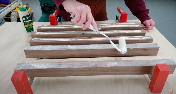 cmo crear una impresionante tabla de cortar de madera de ladrillo, A adir pegamento