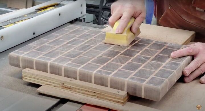 cmo crear una impresionante tabla de cortar de madera de ladrillo, Lijar a mano
