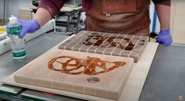 cmo crear una impresionante tabla de cortar de madera de ladrillo, Aceitar las tablas